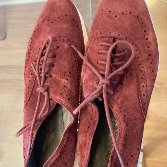 Sneakers , very good condition . Soft and comfortable . - Picture 2 of 4